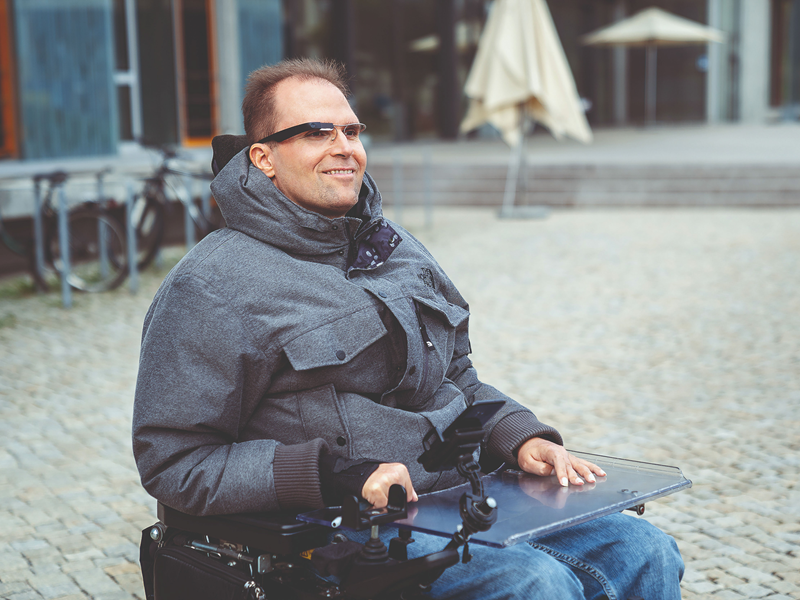 Mann mit munevo Brille Steuerung