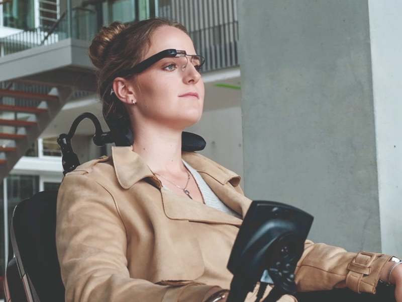 Frau im Rollstuhl mit Smartglasses