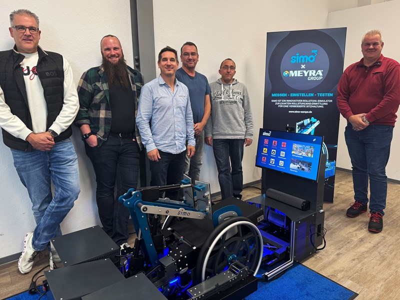 Gruppenbild mit SIMO und Geschäftsführer Ralf Elter